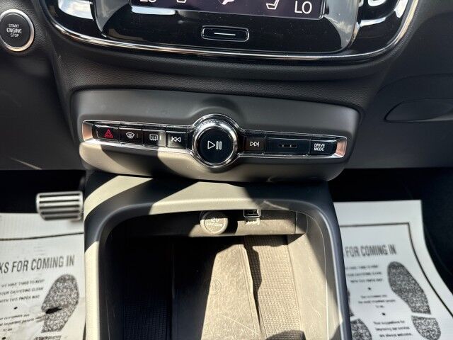 2022 Volvo XC40 R-Design Springfield IL