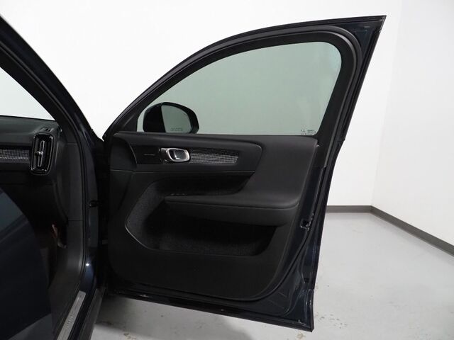 2022 Volvo XC40 Recharge P8 eAWD Twin Ultimate *NAVIGATION, PILOT ASSIST, ADAPTIVE CRUISE, SAFETY ALERTS, 360 VIEW CAMERAS, PANORAMA MOONROOF, LEATHER, HEATED SEATS/STEERING, 20 INCH WHEELS, WIRELESS CHARGING, HARMAN/KARDON Round Rock TX
