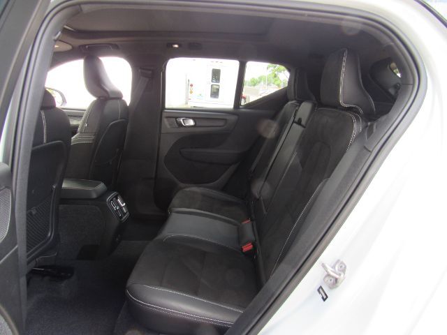 2022 Volvo XC40 Recharge P8 Twin Plus photo 17