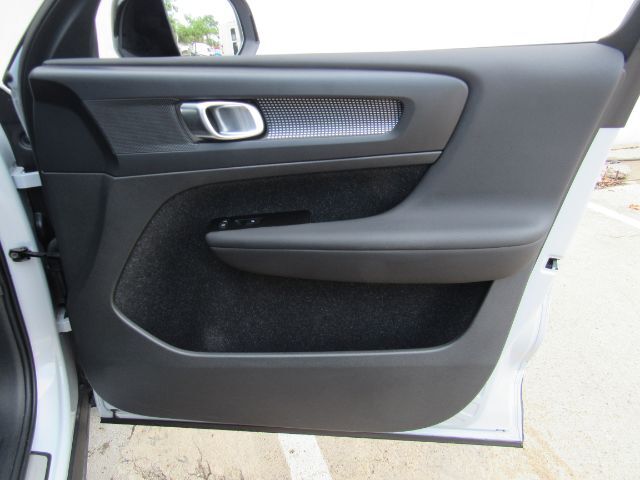 2022 Volvo XC40 Recharge P8 Twin Plus photo 18