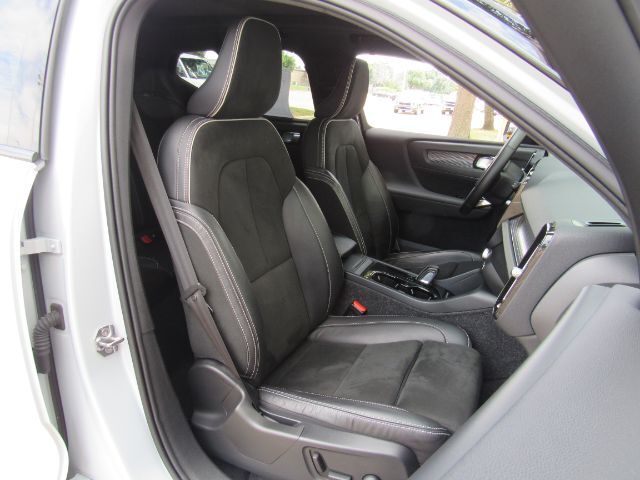 2022 Volvo XC40 Recharge P8 Twin Plus photo 21