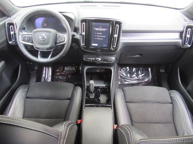 2022 Volvo XC40 Recharge P8 Twin Plus photo 3