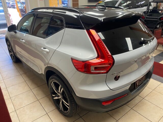 2022 Volvo XC40 T5 R-Design