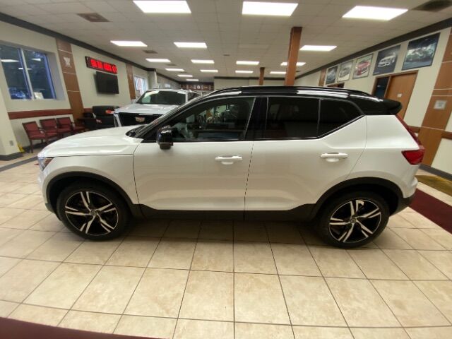 2022 Volvo XC40 T5 R-Design