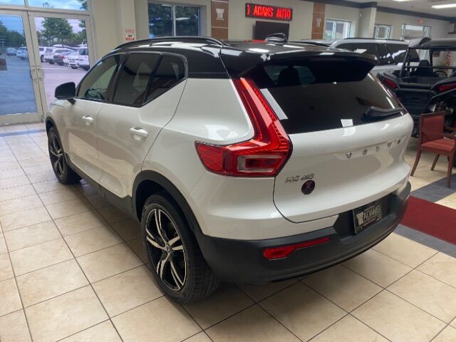 2022 Volvo XC40 T5 R-Design