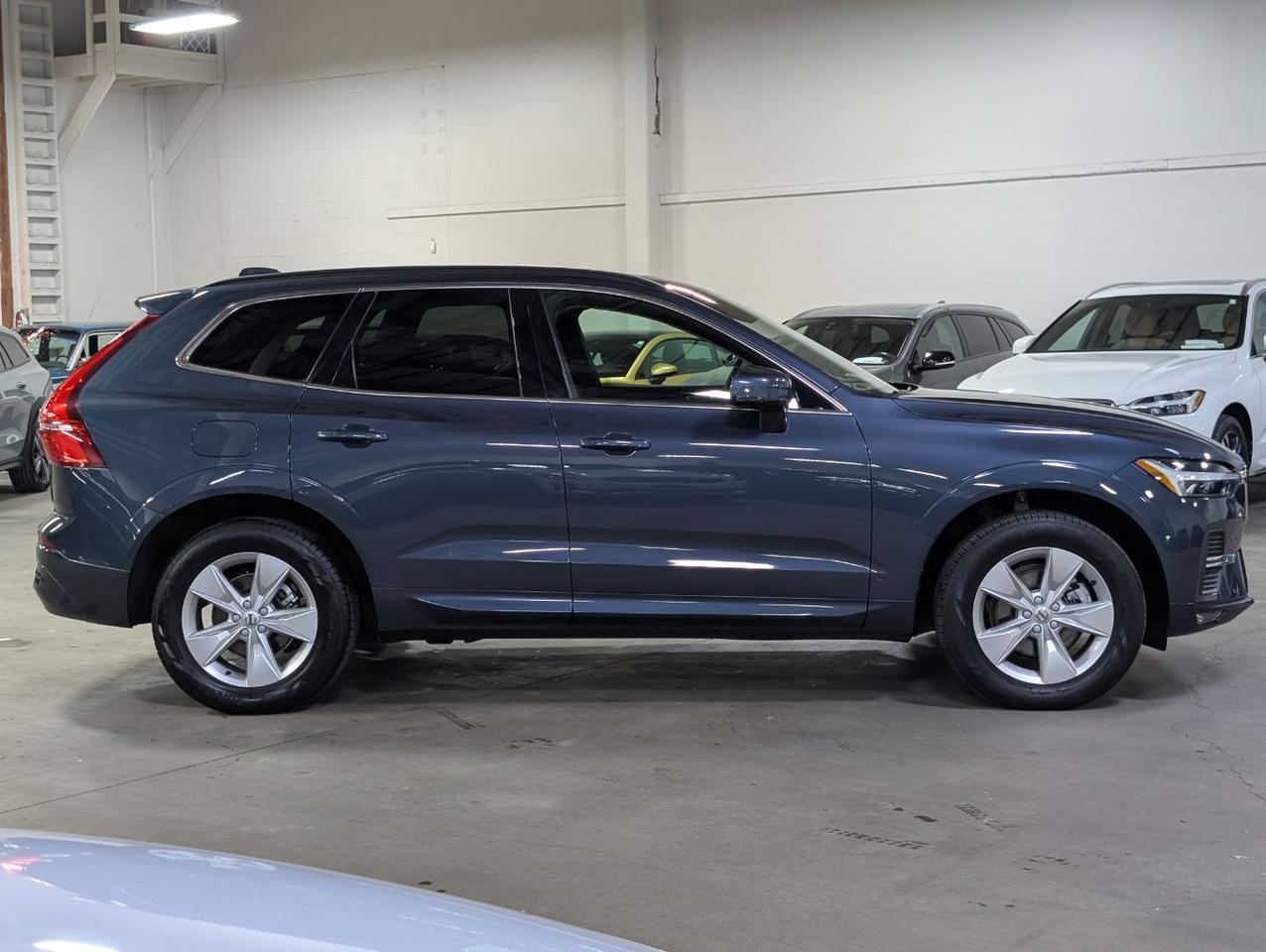 2022 Volvo XC60 B5 AWD Hybrid Momentum w/High Performance Audio, Panoramic Roof, Back Up Cam & Heated Leather Seats Portland OR