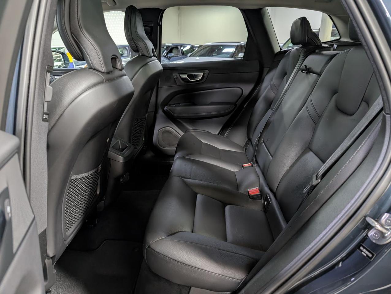 2022 Volvo XC60 B5 AWD Hybrid Momentum w/High Performance Audio, Panoramic Roof, Back Up Cam & Heated Leather Seats Portland OR