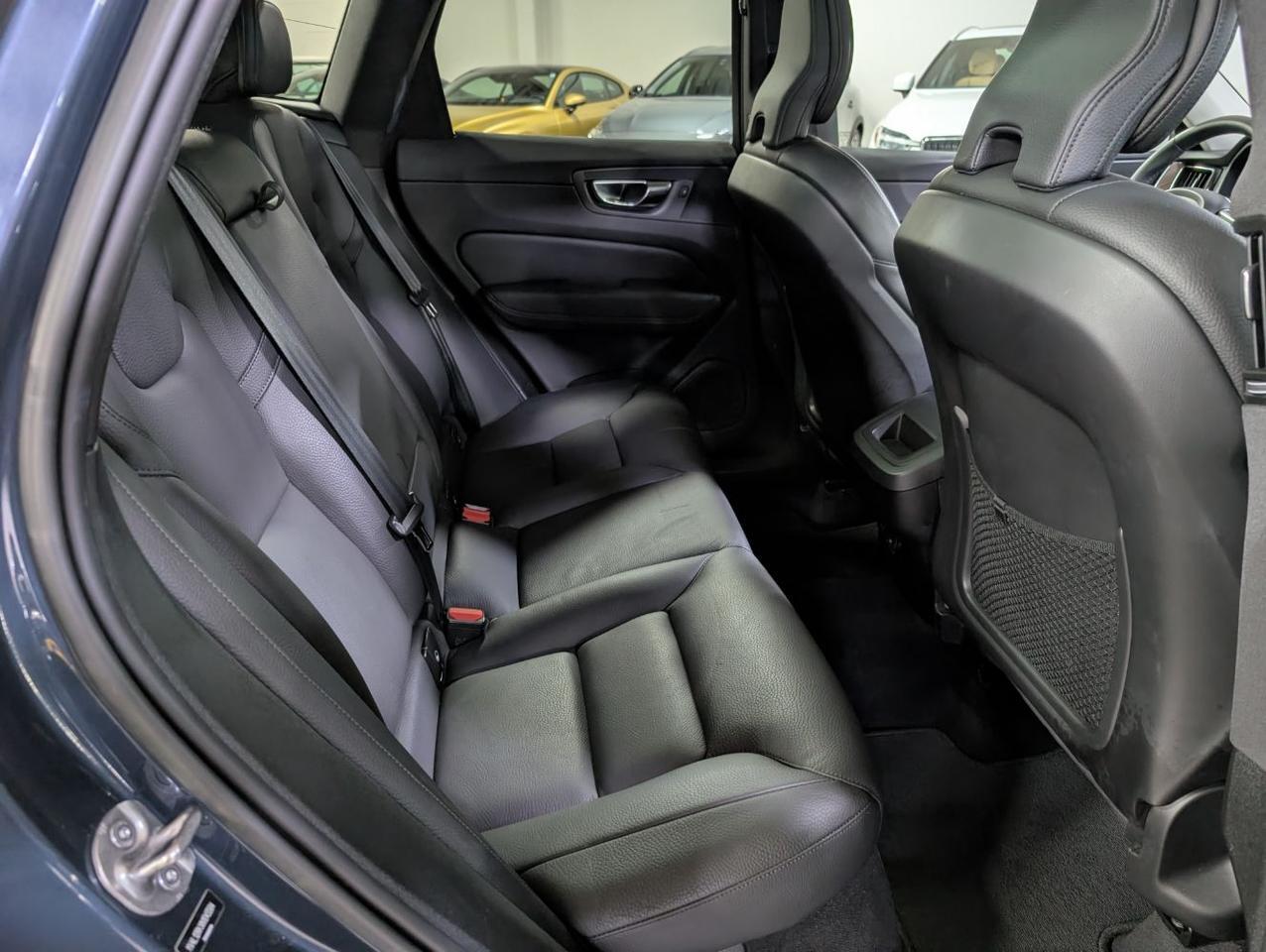 2022 Volvo XC60 B5 AWD Hybrid Momentum w/High Performance Audio, Panoramic Roof, Back Up Cam & Heated Leather Seats Portland OR