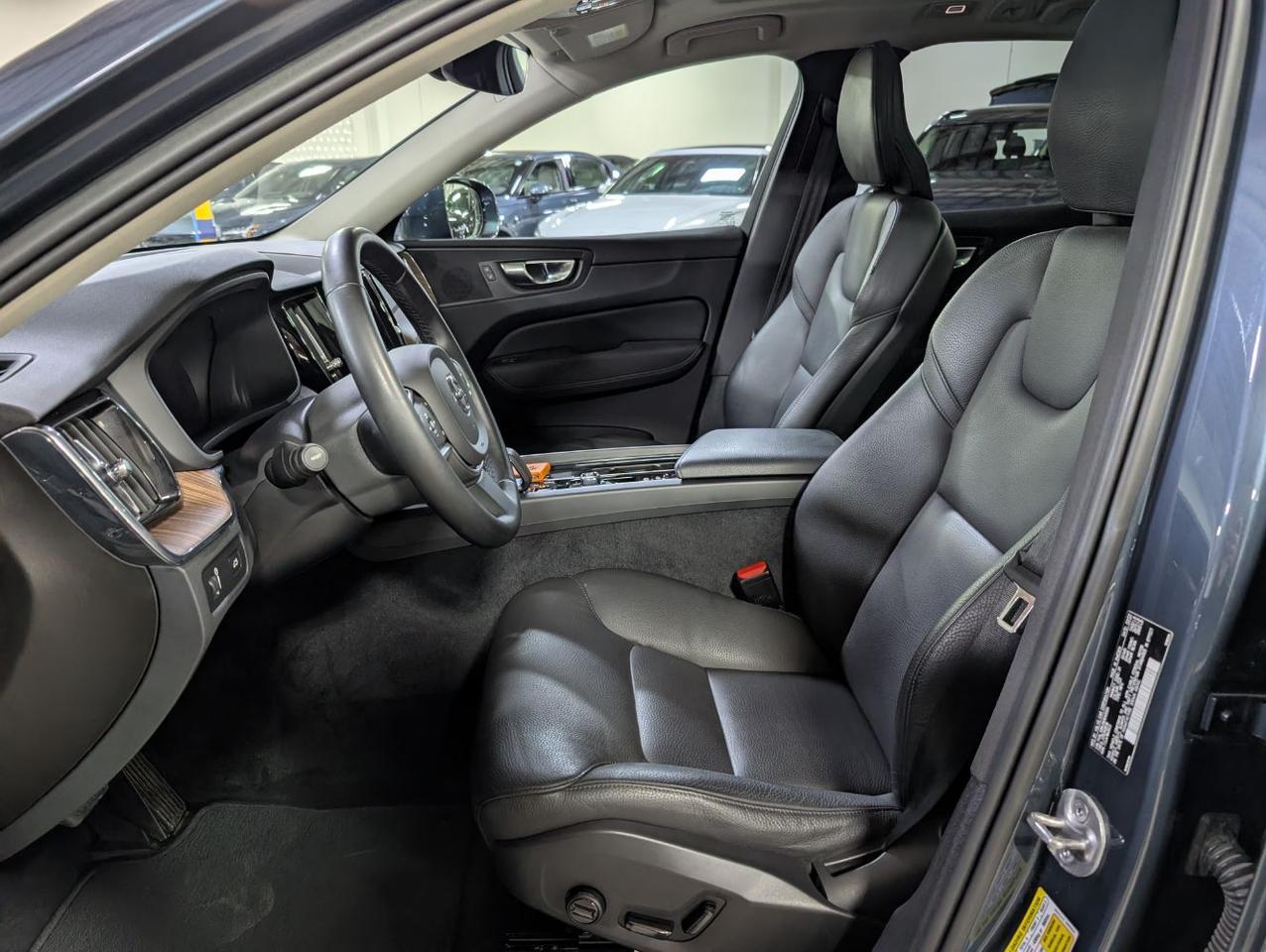 2022 Volvo XC60 B5 AWD Hybrid Momentum w/High Performance Audio, Panoramic Roof, Back Up Cam & Heated Leather Seats Portland OR