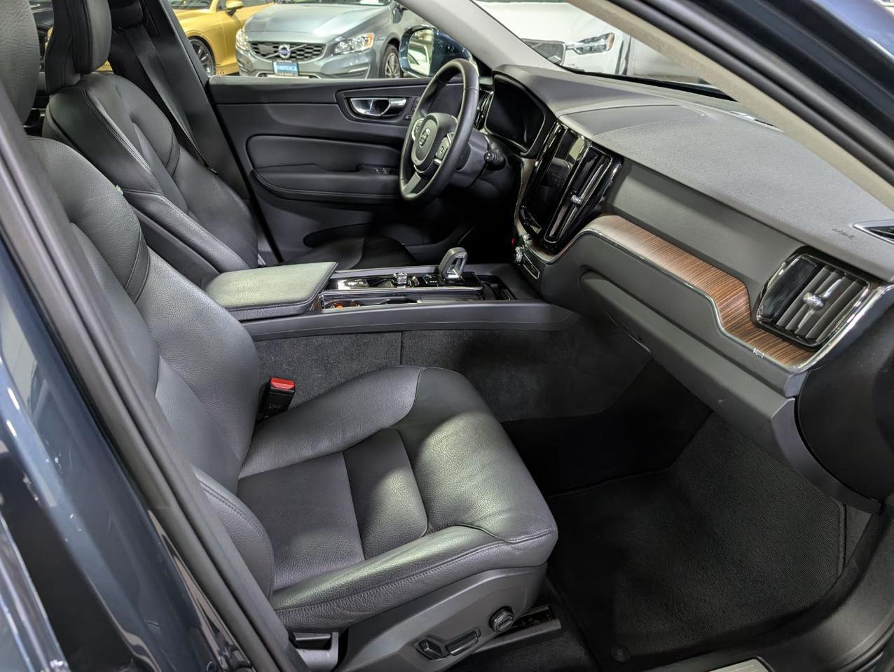 2022 Volvo XC60 B5 AWD Hybrid Momentum w/High Performance Audio, Panoramic Roof, Back Up Cam & Heated Leather Seats Portland OR