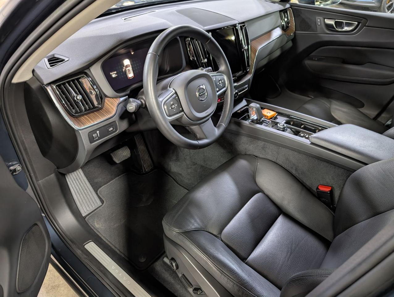 2022 Volvo XC60 B5 AWD Hybrid Momentum w/High Performance Audio, Panoramic Roof, Back Up Cam & Heated Leather Seats Portland OR