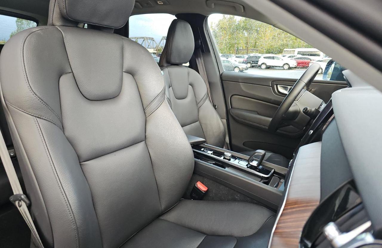 2022 Volvo XC60 B5 AWD Hybrid Momentum w/High Performance Audio, Panoramic Roof, Heated Lea Portland OR