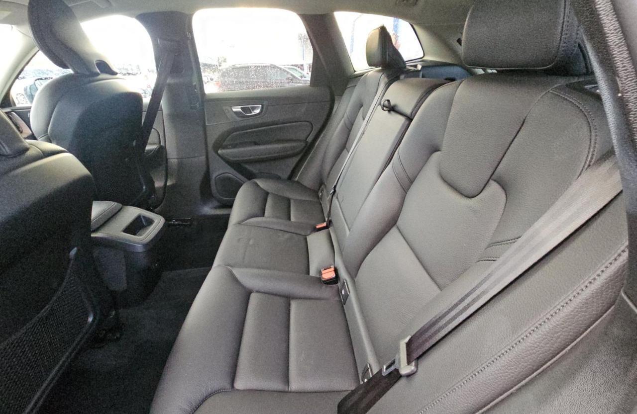 2022 Volvo XC60 B5 AWD Hybrid Momentum w/High Performance Audio, Panoramic Roof, Heated Lea Portland OR