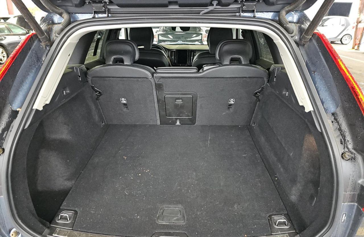 2022 Volvo XC60 B5 AWD Hybrid Momentum w/High Performance Audio, Panoramic Roof, Heated Lea Portland OR