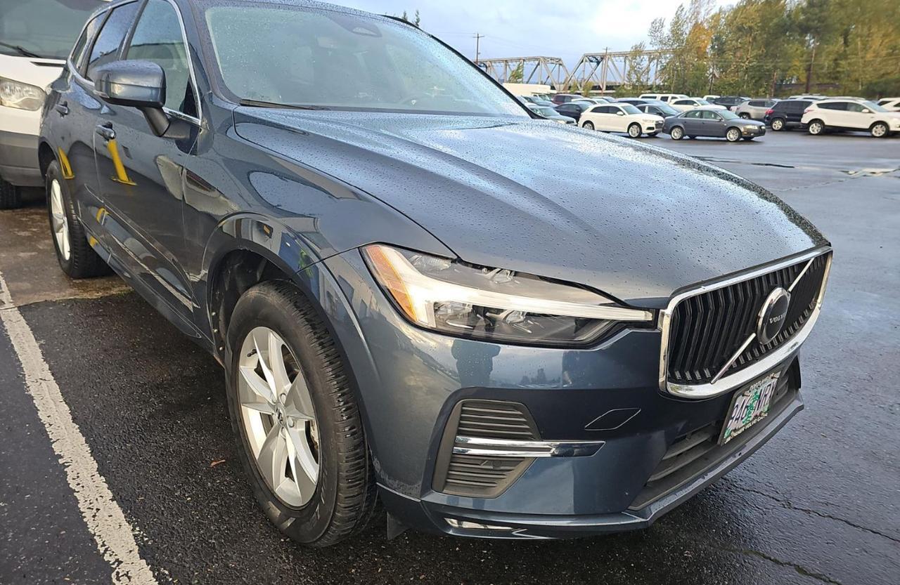 2022 Volvo XC60 B5 Hybrid Momentum photo 4