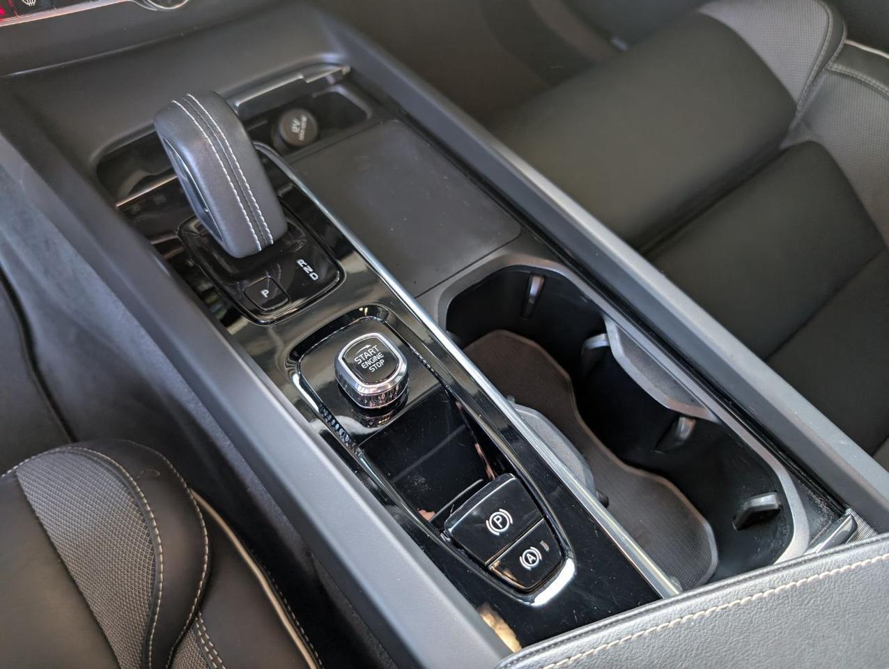 2022 Volvo XC60 B5 AWD Hybrid R-DESIGN w/Bowers &amp; Wilkins, Pilot Assist, 360 Cam, 4 Hea Portland OR