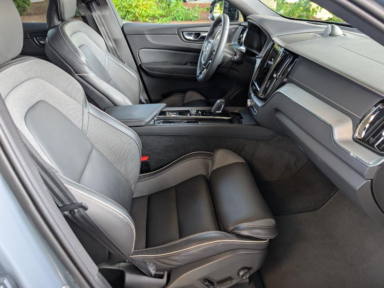 2022 Volvo XC60 B5 AWD Hybrid R-DESIGN w/Bowers &amp; Wilkins, Pilot Assist, 360 Cam, 4 Hea Portland OR
