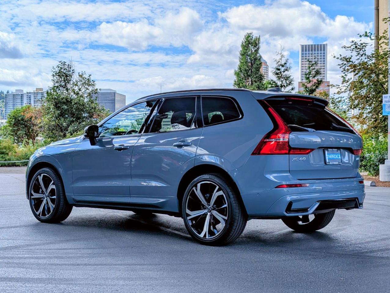 2022 Volvo XC60 B5 AWD Hybrid R-DESIGN w/Bowers &amp; Wilkins, Pilot Assist, 360 Cam, 4 Hea Portland OR