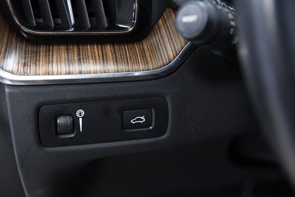 2022 Volvo XC60 B5 Momentum Akron OH