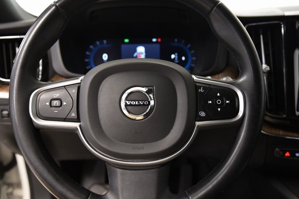 2022 Volvo XC60 B5 Momentum Akron OH