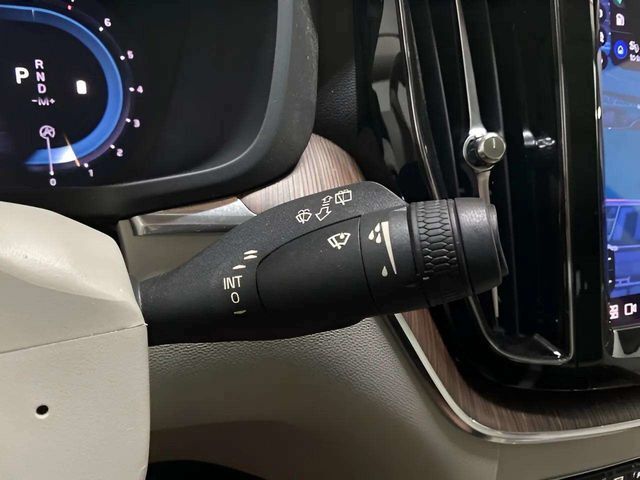 2022 Volvo XC60 B5 Momentum Dallas TX
