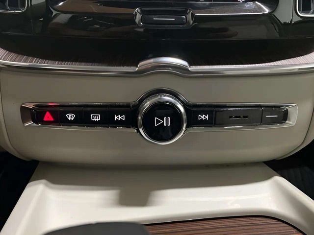 2022 Volvo XC60 B5 Momentum Dallas TX