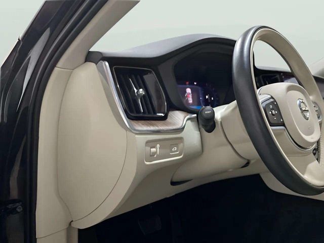 2022 Volvo XC60 B5 Momentum Dallas TX