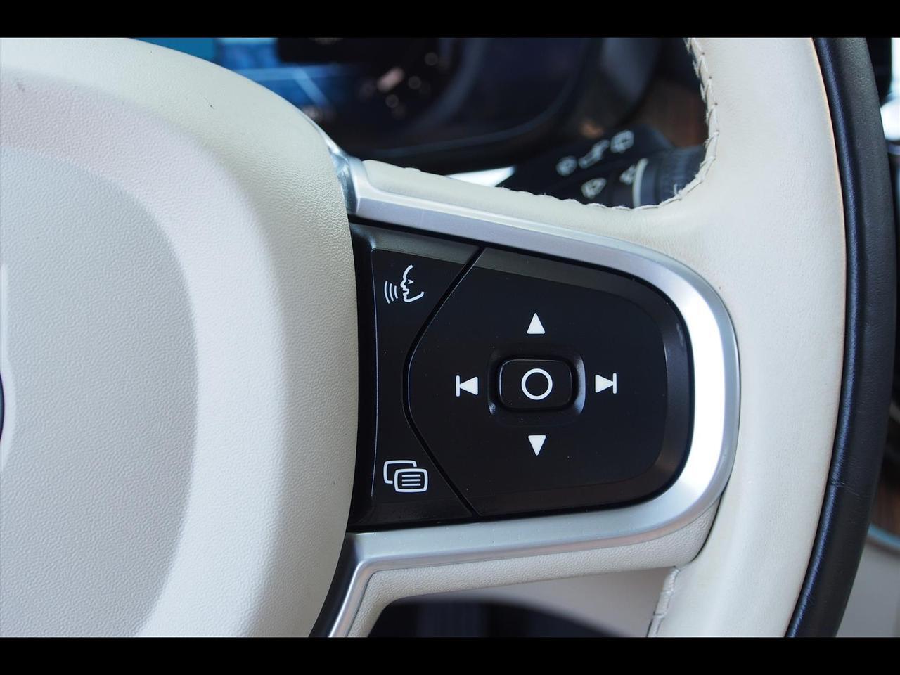 2022 Volvo XC60 B5 Momentum