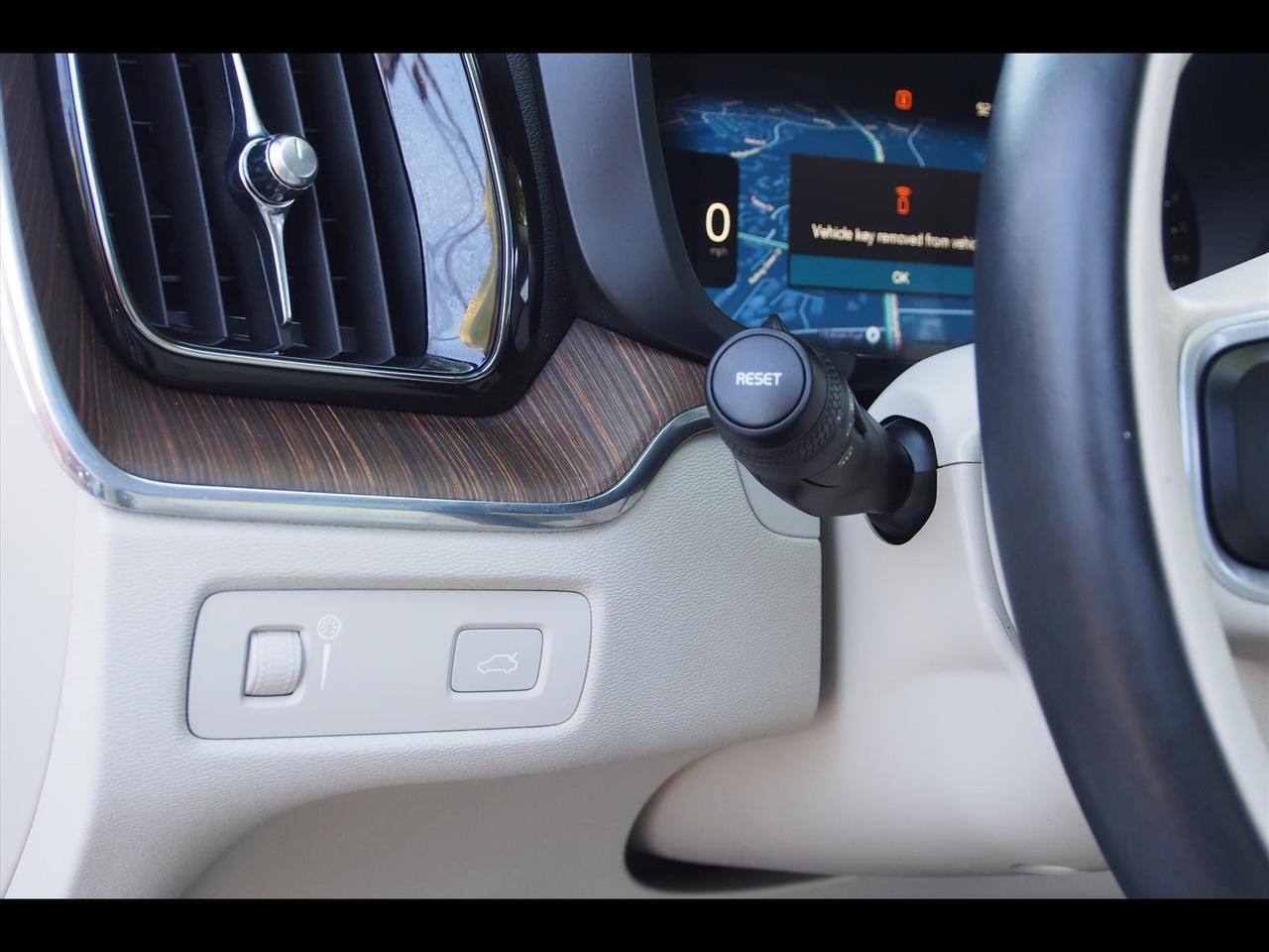 2022 Volvo XC60 B5 Momentum