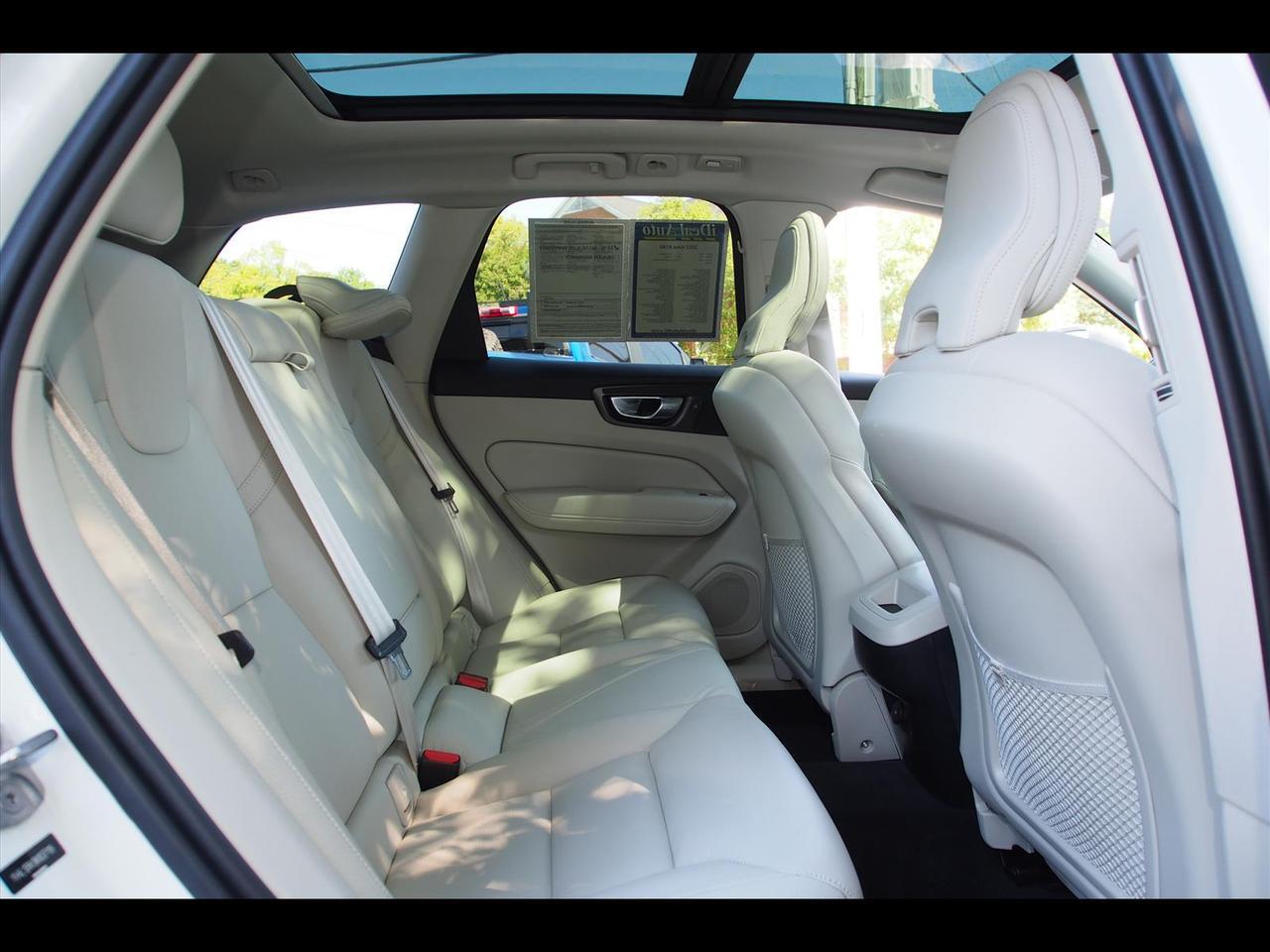 2022 Volvo XC60 B5 Momentum