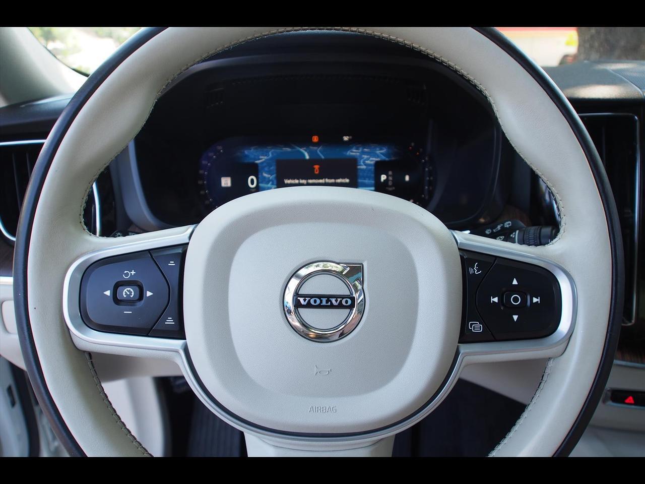 2022 Volvo XC60 B5 Momentum