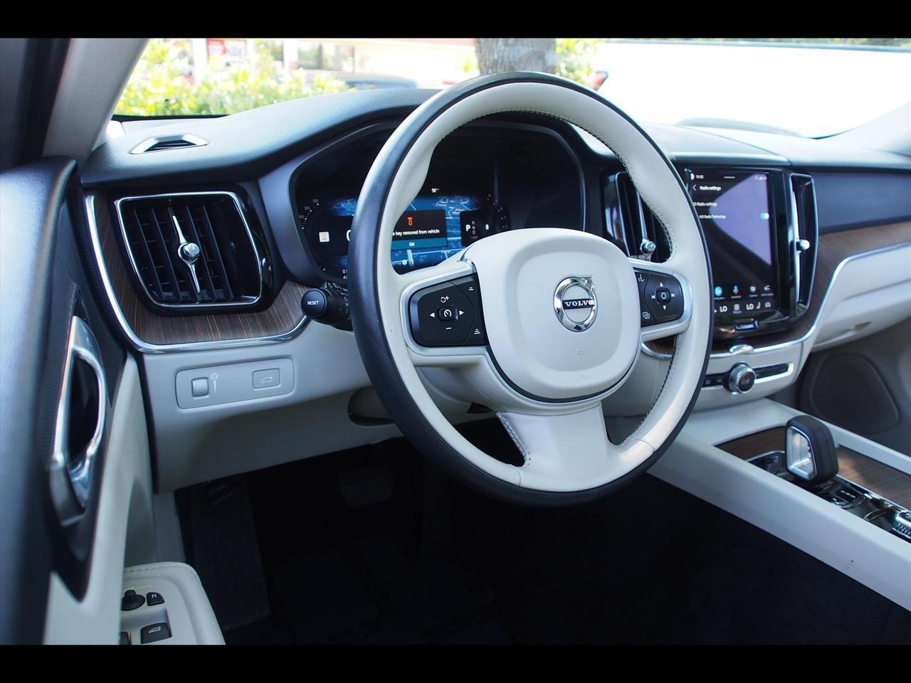 2022 Volvo XC60 B5 Momentum