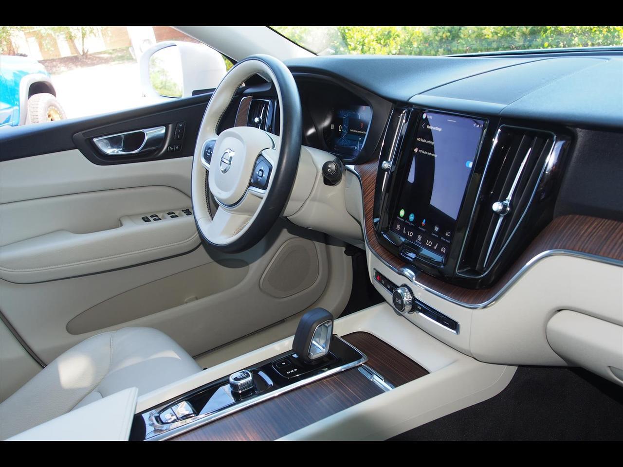 2022 Volvo XC60 B5 Momentum