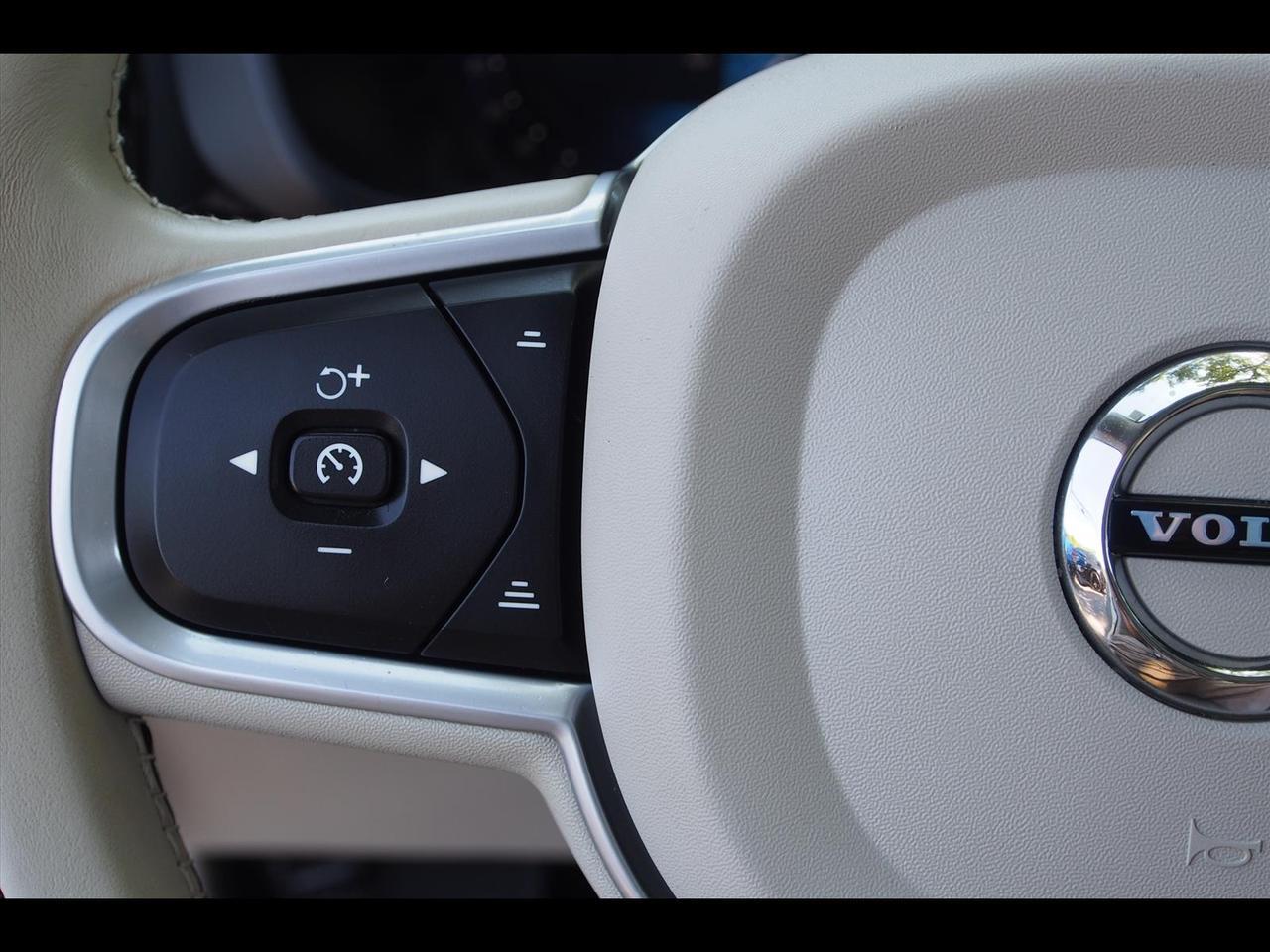 2022 Volvo XC60 B5 Momentum