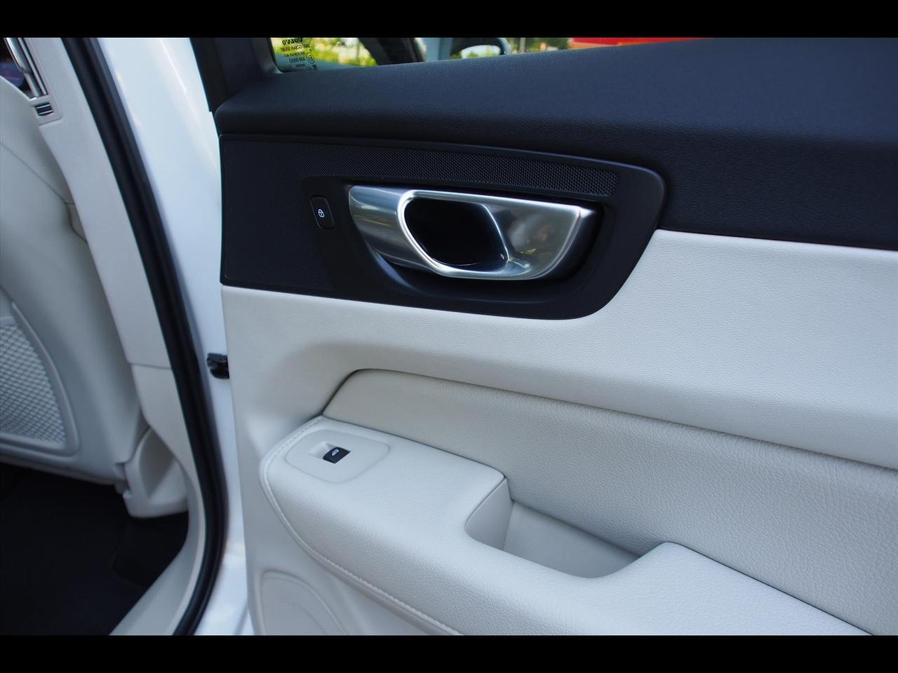 2022 Volvo XC60 B5 Momentum