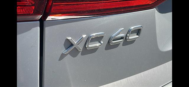 2022 Volvo XC60 B5 Momentum Corona CA
