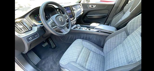 2022 Volvo XC60 B5 Momentum Corona CA