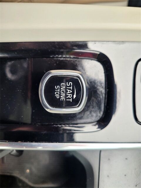 2022 Volvo XC60 B5 Momentum Roseville CA