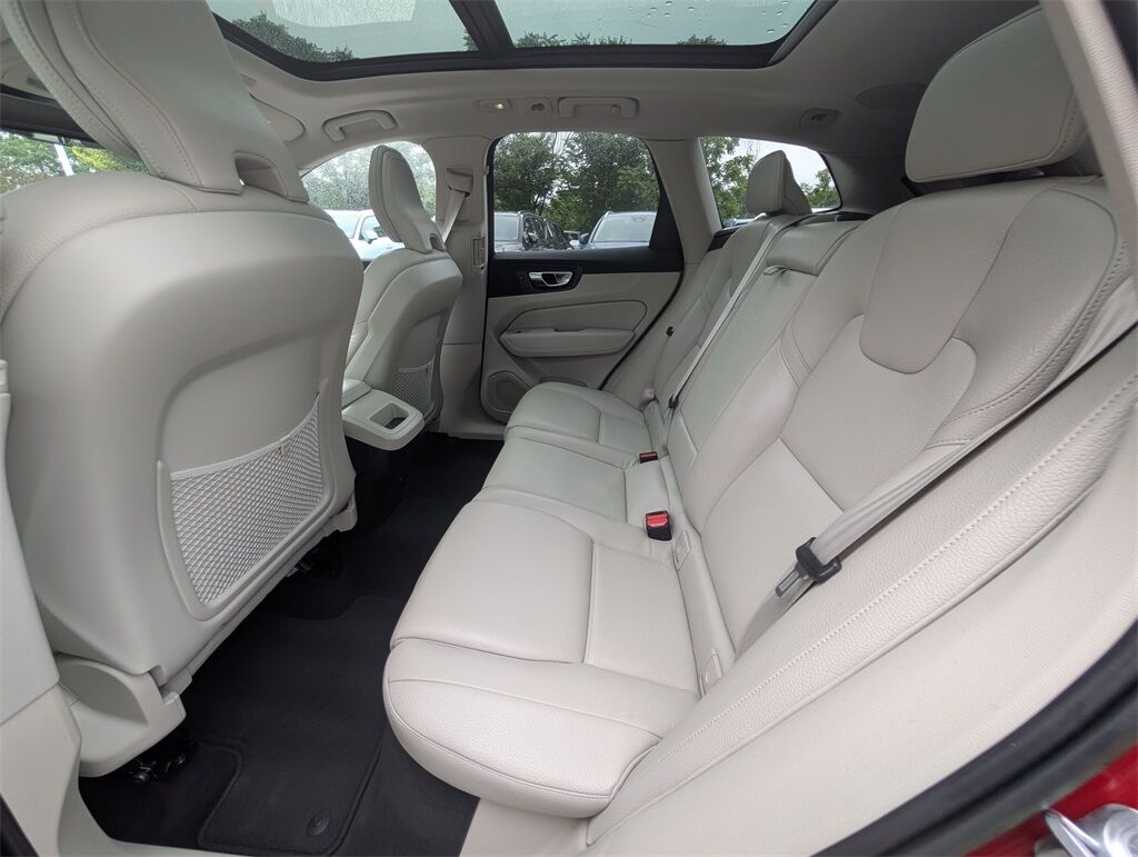 2022 Volvo XC60 B5 Momentum