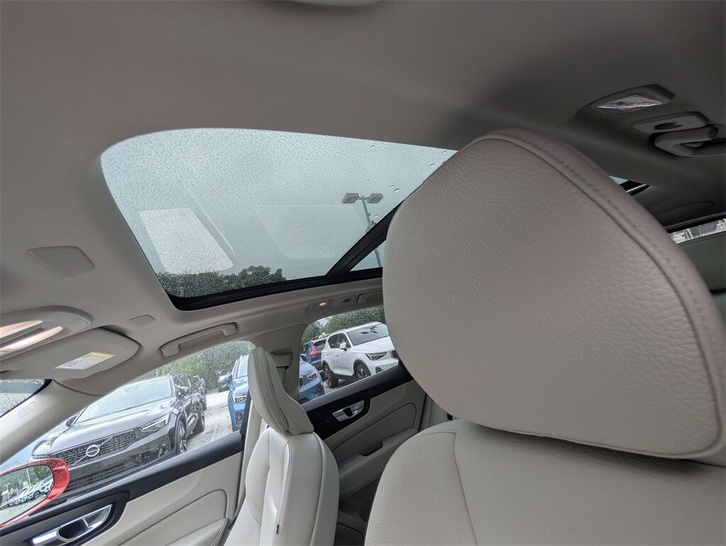 2022 Volvo XC60 B5 Momentum