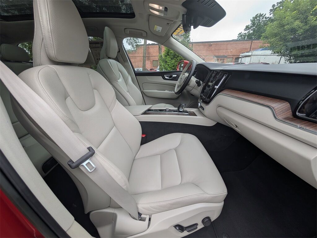 2022 Volvo XC60 B5 Momentum