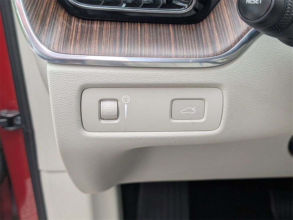 2022 Volvo XC60 B5 Momentum
