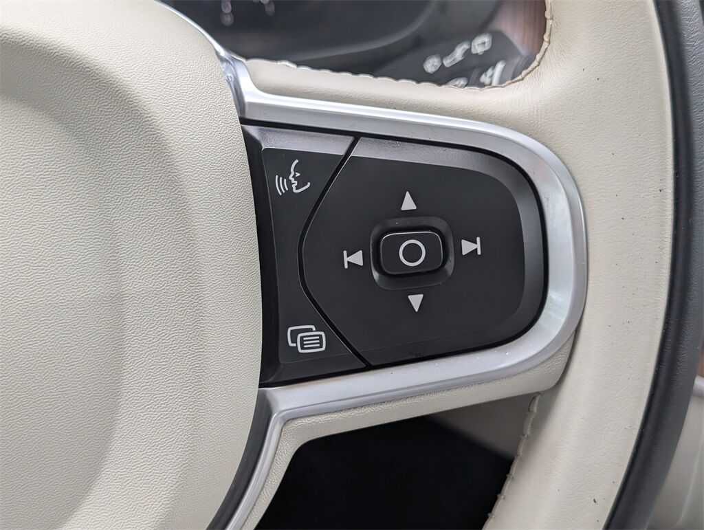 2022 Volvo XC60 B5 Momentum
