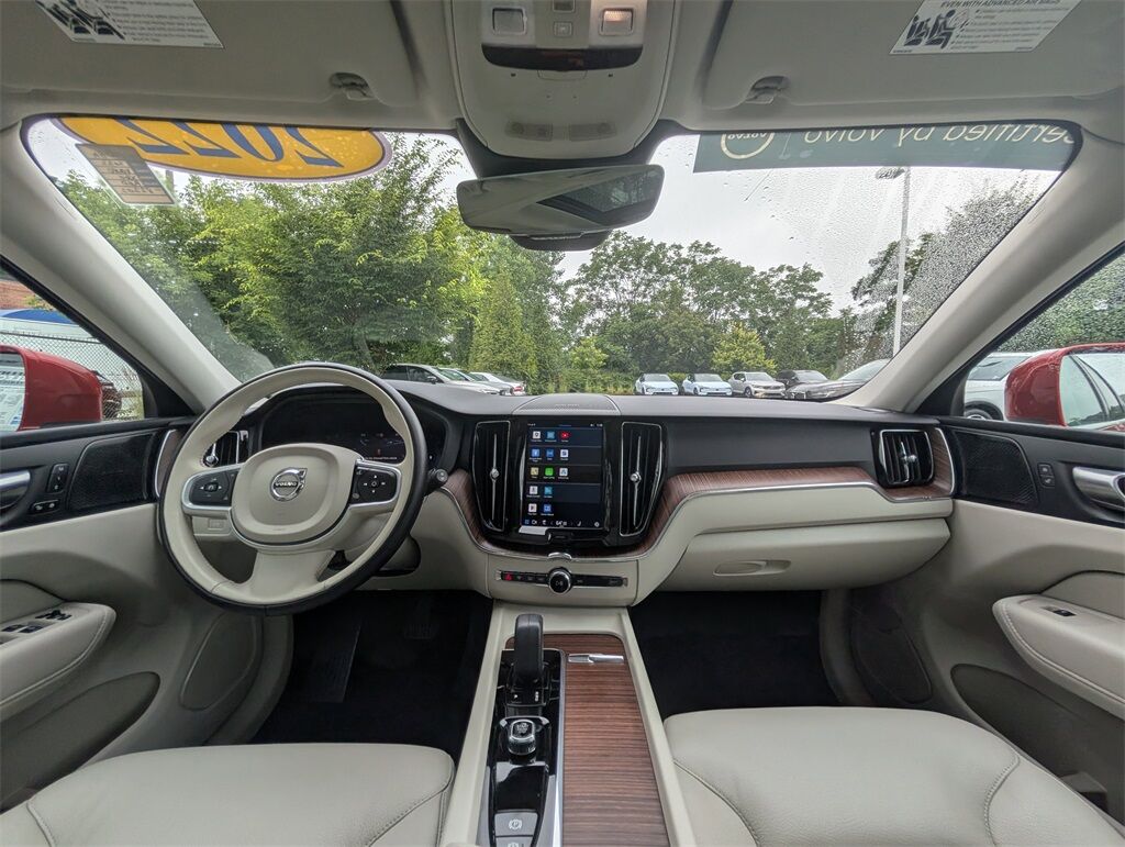 2022 Volvo XC60 B5 Momentum