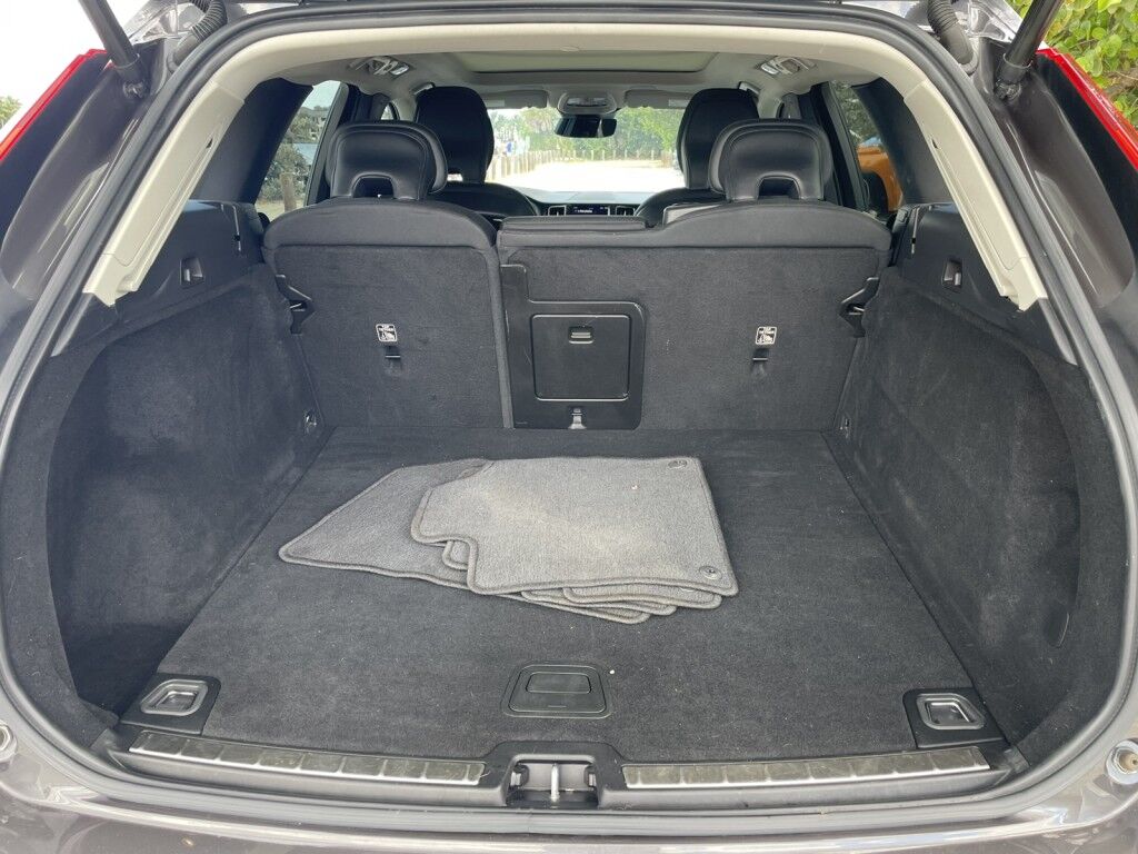 2022 Volvo XC60 MOMENTUM~1 OWNER~BLIND SPOT MONITOR~CROSS TRAFFIC ALERT~LANE KEEPING AID~NAVIGATION~ONLINE FINANCE AND SHIPPING AVAILABLE!!!! Sarasota FL