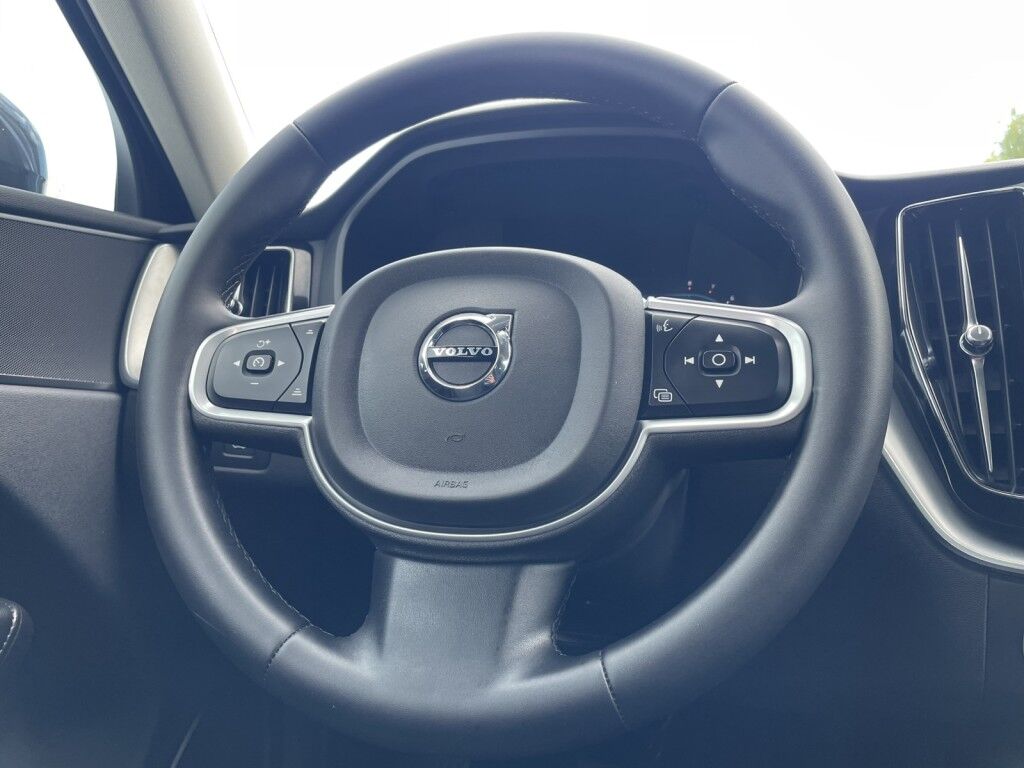 2022 Volvo XC60 MOMENTUM~1 OWNER~BLIND SPOT MONITOR~CROSS TRAFFIC ALERT~LANE KEEPING AID~NAVIGATION~ONLINE FINANCE AND SHIPPING AVAILABLE!!!! Sarasota FL