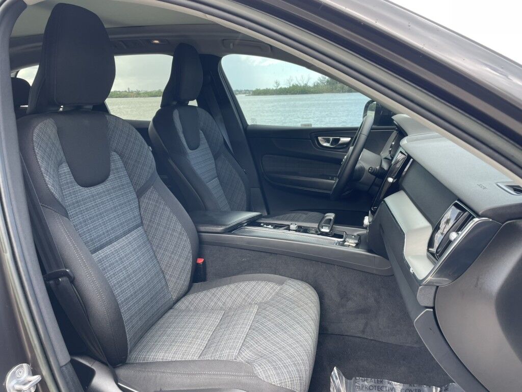 2022 Volvo XC60 MOMENTUM~1 OWNER~BLIND SPOT MONITOR~CROSS TRAFFIC ALERT~LANE KEEPING AID~NAVIGATION~ONLINE FINANCE AND SHIPPING AVAILABLE!!!! Sarasota FL
