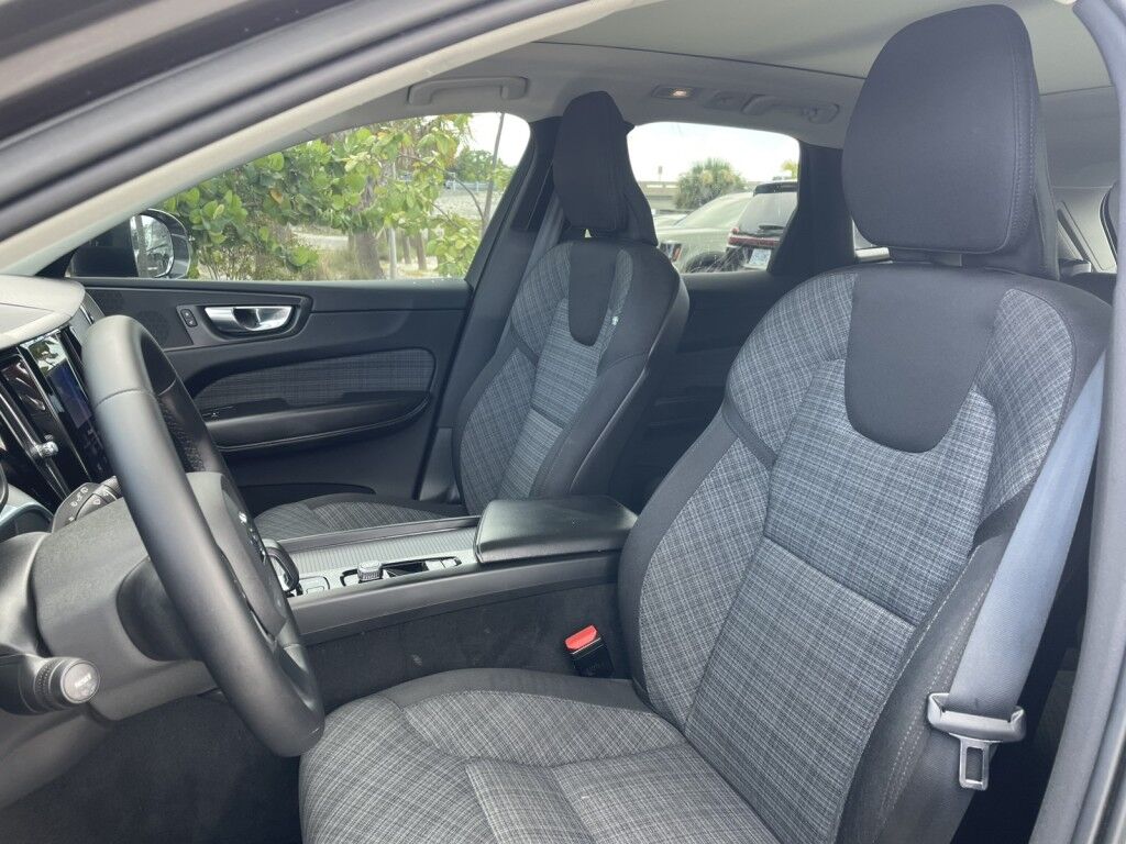 2022 Volvo XC60 MOMENTUM~1 OWNER~BLIND SPOT MONITOR~CROSS TRAFFIC ALERT~LANE KEEPING AID~NAVIGATION~ONLINE FINANCE AND SHIPPING AVAILABLE!!!!