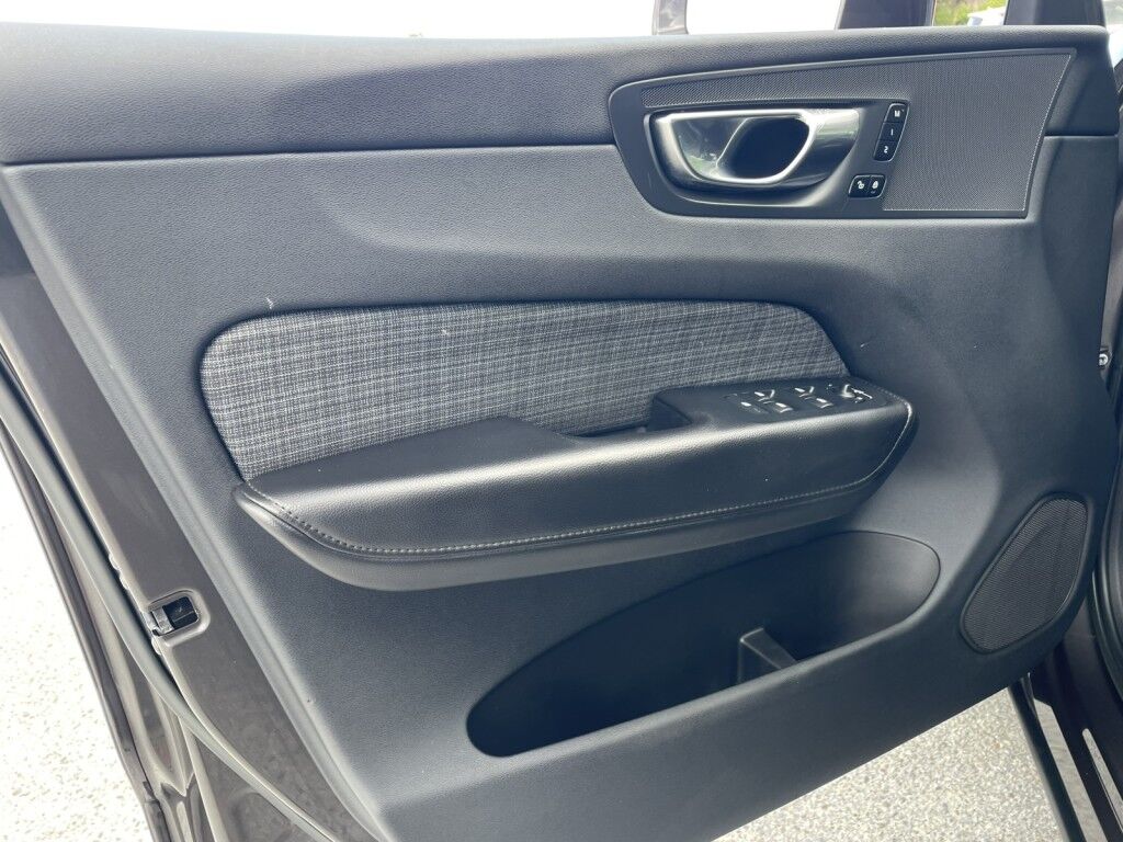 2022 Volvo XC60 MOMENTUM~1 OWNER~BLIND SPOT MONITOR~CROSS TRAFFIC ALERT~LANE KEEPING AID~NAVIGATION~ONLINE FINANCE AND SHIPPING AVAILABLE!!!! Sarasota FL
