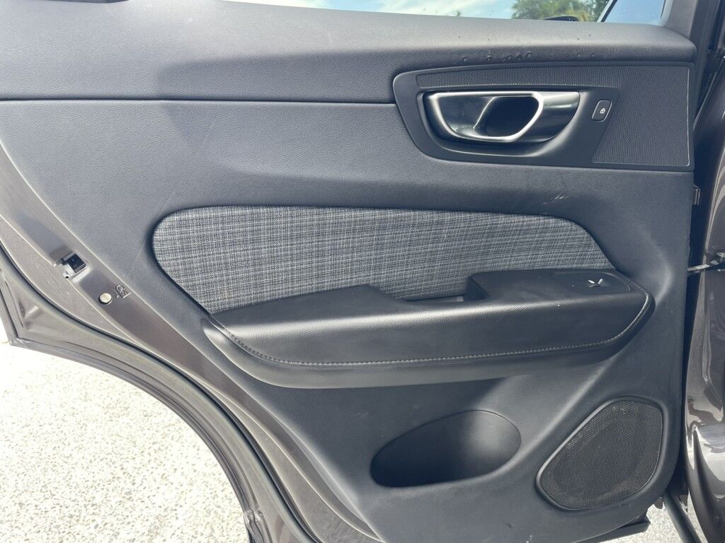 2022 Volvo XC60 MOMENTUM~1 OWNER~BLIND SPOT MONITOR~CROSS TRAFFIC ALERT~LANE KEEPING AID~NAVIGATION~ONLINE FINANCE AND SHIPPING AVAILABLE!!!! Sarasota FL